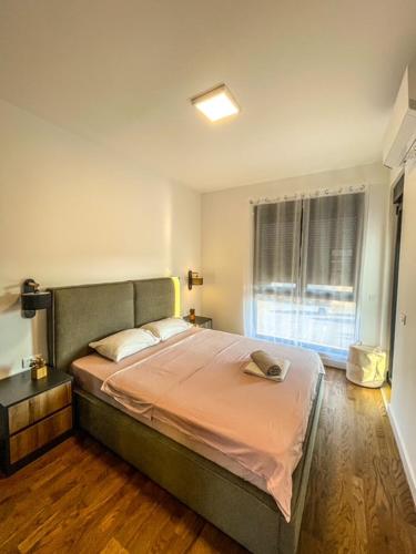 Deluxe One-Bedroom Apartment with City View image 4