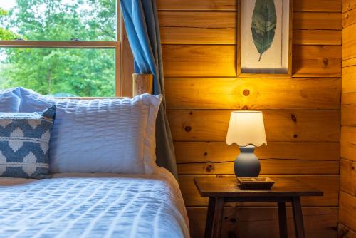 Family Friendly ~ Hocking Hills Cabin ~ Close to Caves, w/Wifi in South Bloomingville, USA