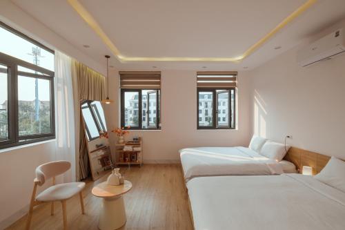 Deluxe Twin with Old Port View