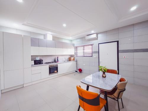 Kings View Apartment in เทซาโน