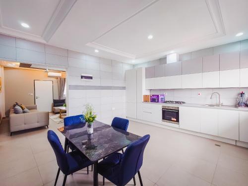 Kings View Apartment in เทซาโน