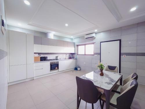 Kings View Apartment in เทซาโน