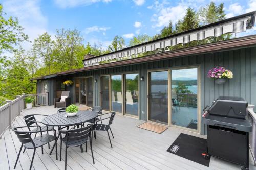 The Gallagher House - Speakeasy Firepit Lakeview in Pulteney