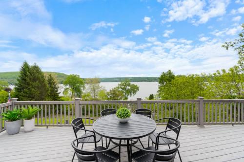 The Gallagher House - Speakeasy Firepit Lakeview in Pulteney