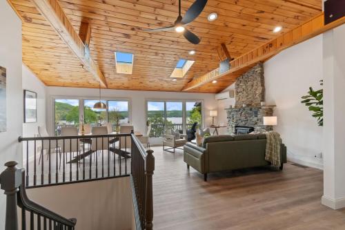 The Gallagher House - Speakeasy Firepit Lakeview in Pulteney