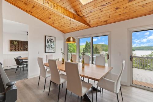 The Gallagher House - Speakeasy Firepit Lakeview in Pulteney