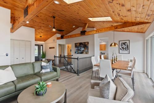 The Gallagher House - Speakeasy Firepit Lakeview in Pulteney