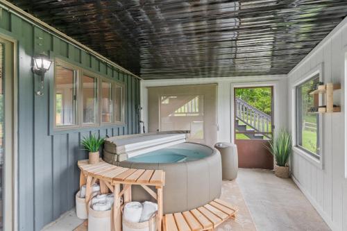 Зручності, The Gallagher House - Speakeasy Firepit Lakeview in Pulteney