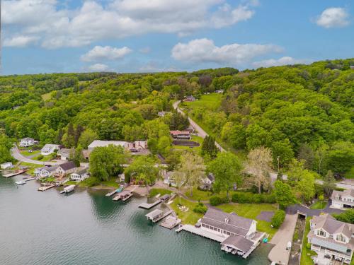 Навколишнє середовище, The Gallagher House - Speakeasy Firepit Lakeview in Pulteney