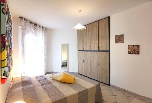 One-Bedroom Apartment image 9