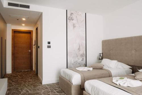 Superior Twin Room with Balcony and Partial Sea View