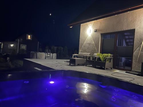 ''Kaszebe ''Domek letniskowy całoroczny z jacuzzi ,klimatyzacja nad jeziorem Raduńskim (''Kaszebe ''Domek letniskowy caloroczny z jacuzzi ,klimatyzacja nad jeziorem Radunskim) in Złota Góra