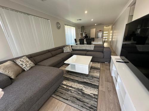 Cozy and Compact Holiday and Business Home in Baldivis