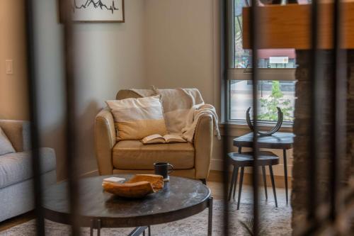 Modern Mountain Oasis Top floor 2 level 2bd - Apartment - Canmore