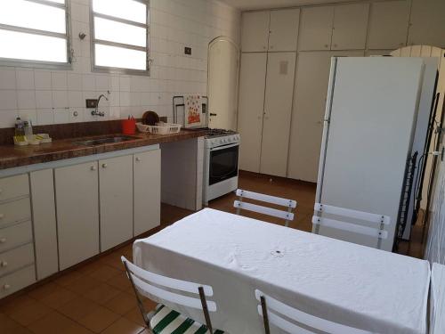 Refúgio Familiar com Piscina, Wifi, Jardim e Churrasqueira a 500 metros da Enseada (Refugio Familiar com Piscina, Wifi, Jardim e Churrasqueira a 500 metros da Enseada) in ชารดิง วีร์จิเนีย