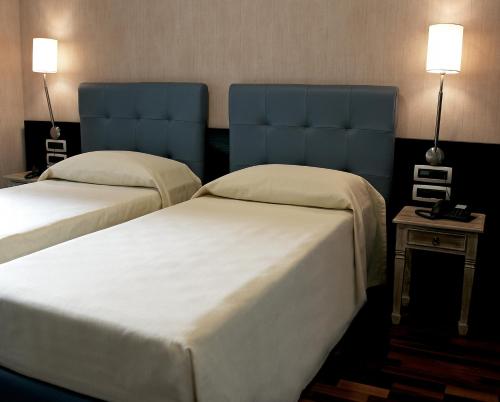 Double Room image 3