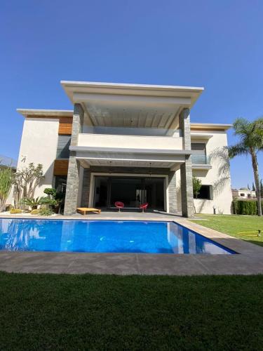 Swimming pool, Wonderful 6 bdrms villa with pool MH63040 in Essalam