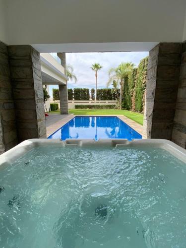 Swimming pool, Wonderful 6 bdrms villa with pool MH63040 in Essalam