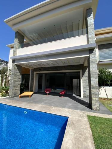 Swimming pool, Wonderful 6 bdrms villa with pool MH63040 in Essalam