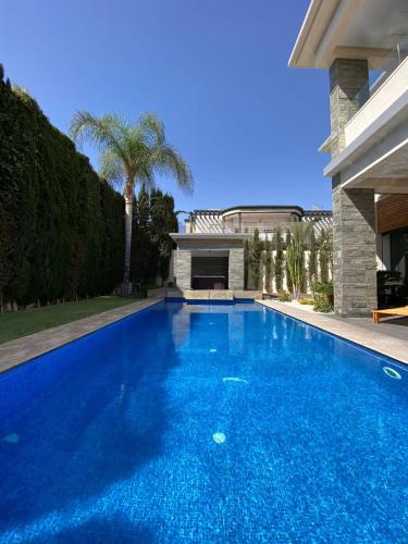 Swimming pool, Wonderful 6 bdrms villa with pool MH63040 in Essalam