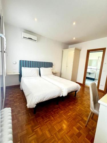 2 twin beds