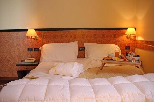 1 queen bed, 1 sofa bed