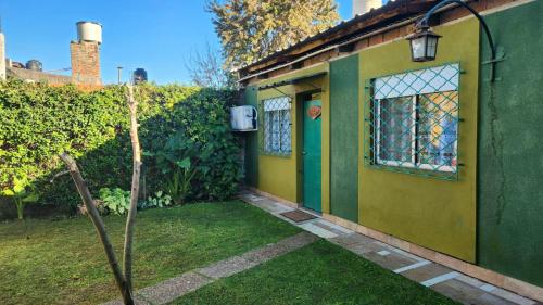 Casa 2 ambientes con jardín y garage