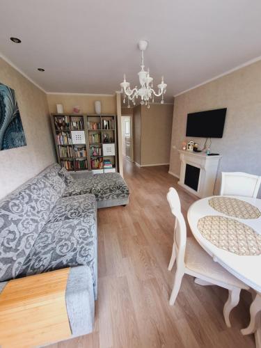 gedeelde lounge/tv-ruimte, DUBULTI apartment in Jaundubulti