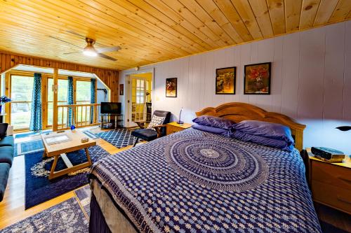 Cavalier Cottage B&B in Shelburne Falls, USA