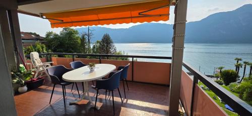 Panoramic View Frontal Apartment in Bissone, Schweiz