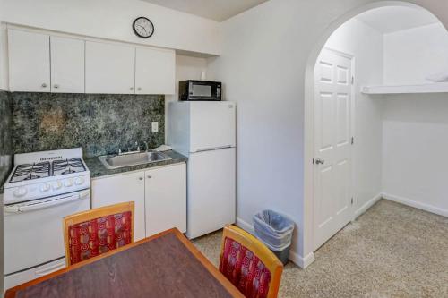 Richards Pet Friendly Motel in Hollywood, USA
