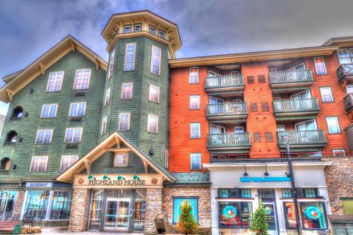 *APRES SKI LODGE, SKI IN-SKI OUT, CENTRAL VILLAGE! in Snowshoe, USA