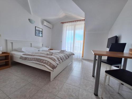 Apartments and Rooms Saric