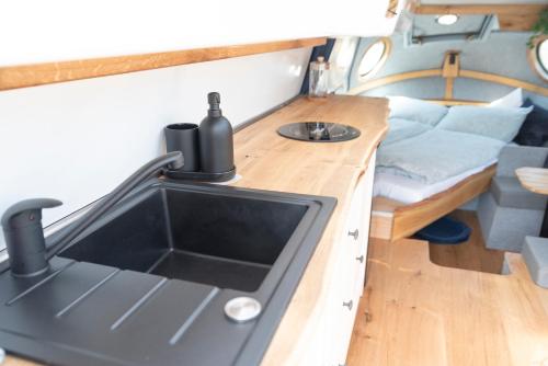 Ausgbebautes Rettungsboot ARDSCHE NOAH, Hamburg (photo 8)