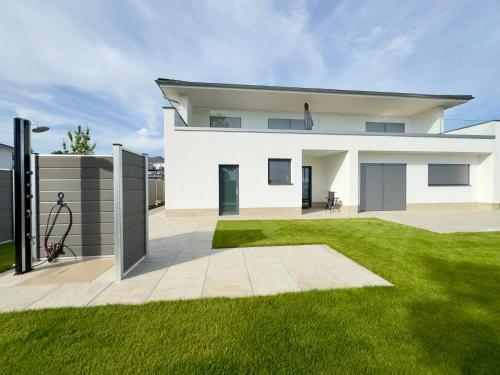 luxuriöse Villa Möwengeflüster - 220qm große Ferienwohnung für bis zu 8 Gästen mit Sauna direkt am Goitzschesee in Pouch, Deutschland