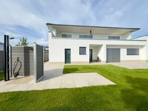 luxuriöse Villa Möwengeflüster - 220qm große Ferienwohnung für bis zu 8 Gästen mit Sauna direkt am Goitzschesee in Pouch, Deutschland