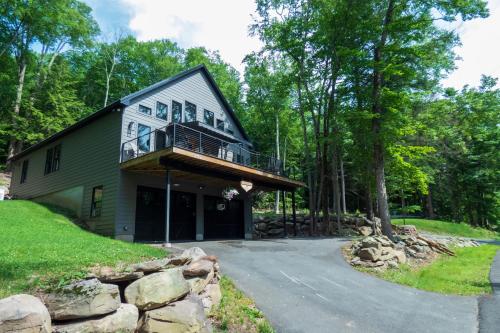 Modern Chalet with Hot Tub and Lake Access in Monticello, USA