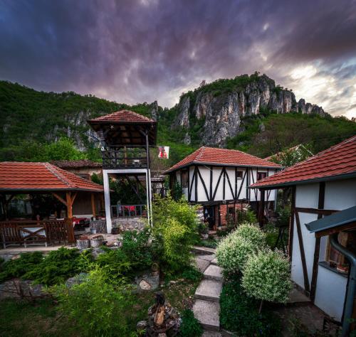 Golemi kamik Pirot in Pirot