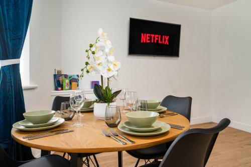 Beautiful 3BR Flat near LFC Stadium - Sleeps 8, Liverpool (photo 5)