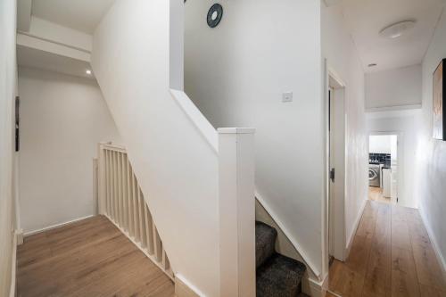 Beautiful 3BR Flat near LFC Stadium - Sleeps 8, Liverpool (photo 6)