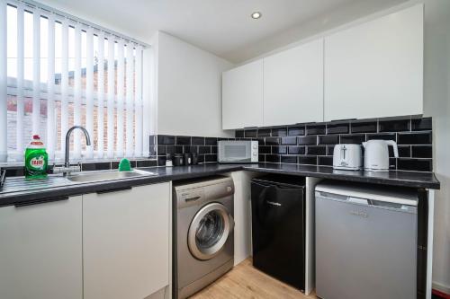 Beautiful 3BR Flat near LFC Stadium - Sleeps 8, Liverpool (photo 7)