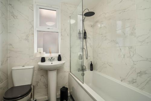 Beautiful 3BR Flat near LFC Stadium - Sleeps 8, Liverpool (photo 9)