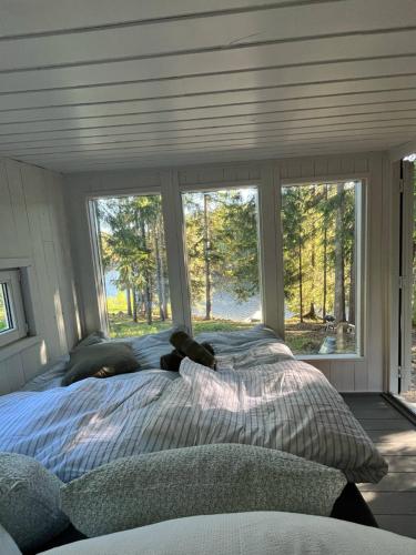 . idyllisk hytte ved vannet