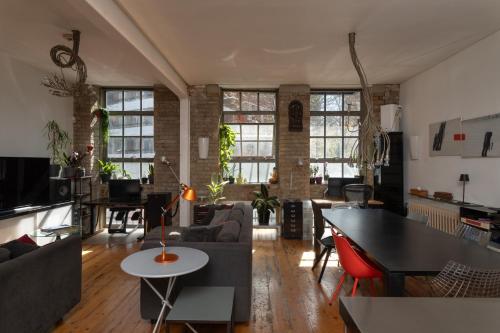 Stylish 2-Bed Flat in Prime Central London Spot, London