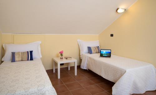 Camera, superior, vista parziale sul mare