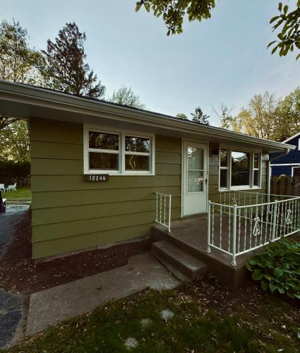 Chic Dunes Cottage with HOT TUB near Warren Dunes