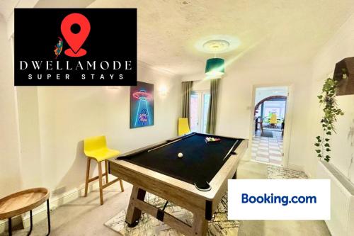 6 Bedroom House - DISC0UNTS - Pool Table, Parking, Contractors, Group, Family – khách sạn tại New Town