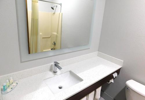 Quality Inn Pontiac - image 10