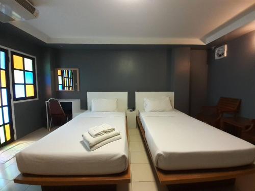 room detail thumbnail 2