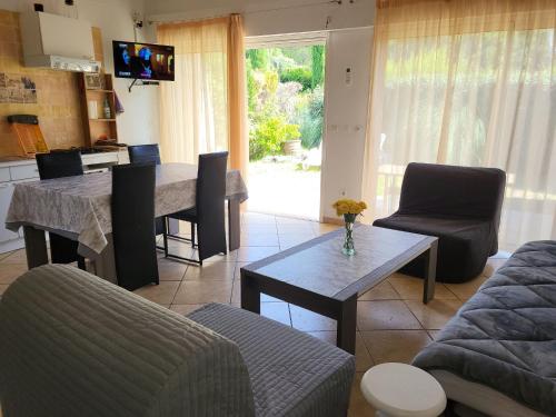 Facilities, 15mn de Cannes, Villa la Soleiade , Gite ,Lodge , type T2, clim, piscine, parking au Lac de Saint-Ca near Malpasset Dam